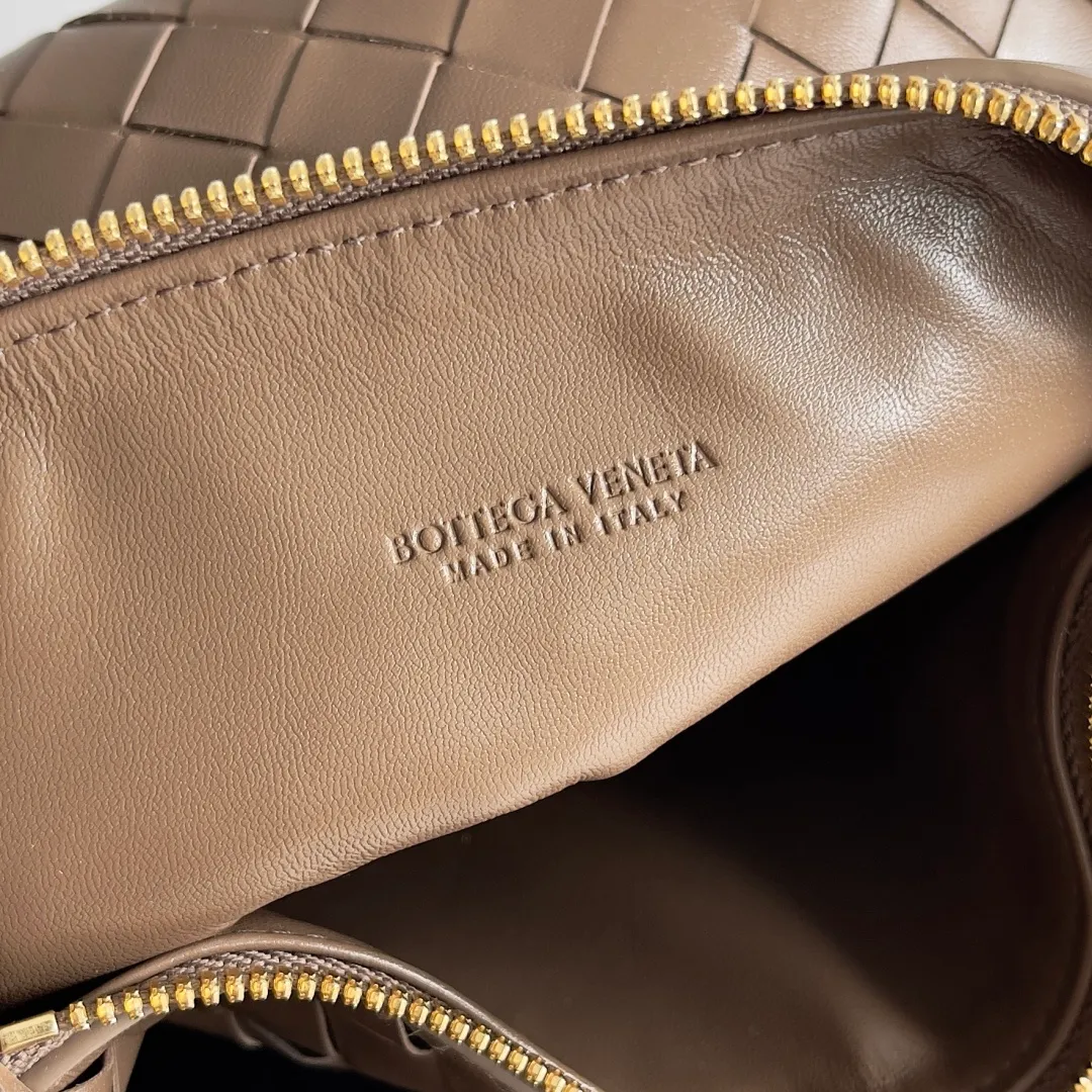 Batch 1360 It is predicted that BV Bottega’s lunch bag will be popular again this year. The entire bag is made of top nappa lambskin, which is very soft and lightweight. It also uses the intrecciato weaving process that the two founders spent several months developing from the beginning of the brand. It is completely hand-woven by Italian craftsmen. It perfectly reflects the craftsmanship of Bottega. The entire bag shape is also a very practical and popular lunch box bag type. The slightly curved arc of the bag mouth can also better fit our wrists. Style number: 754443 Size: 22*13*9